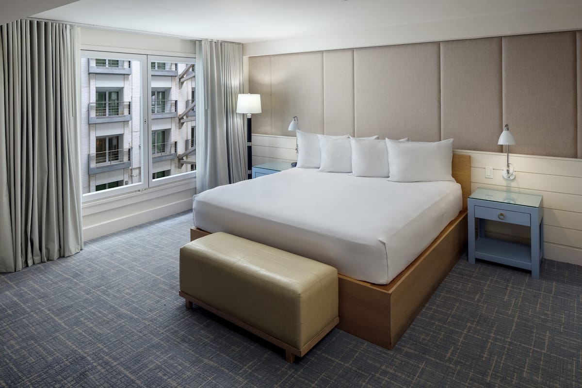 Junior Studio Suite | 1 bilik tidur, peralatan tempat tidur premium, peti besi dalam bilik