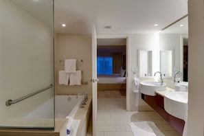 Suite Junior, 1 très grand lit, vue sur la ville | Salle de bain | Douche, articles de toilette griffés, séchoir à cheveux