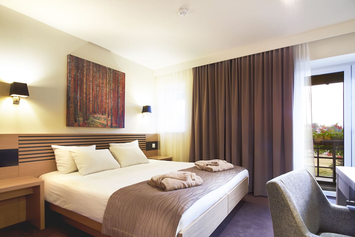 Premium bedding, minibar, in-room safe, desk