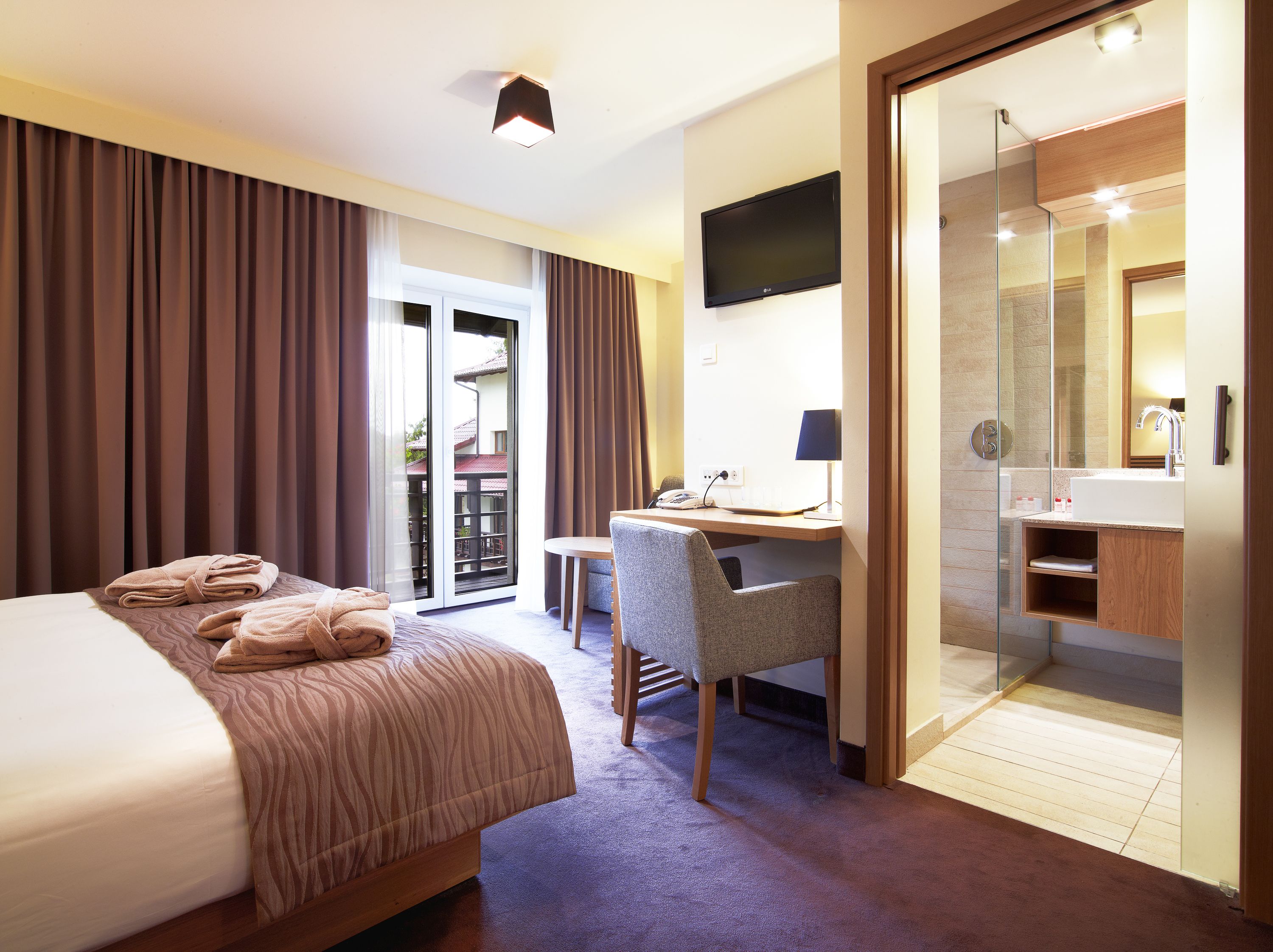 standard room, 1 king bed | premium bedding, minibar, in-room safe, desk