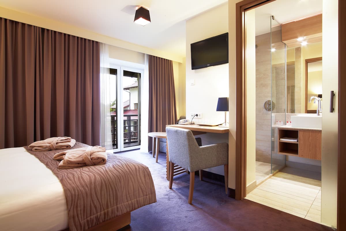 standard room, 1 king bed | premium bedding, minibar, in-room safe, desk