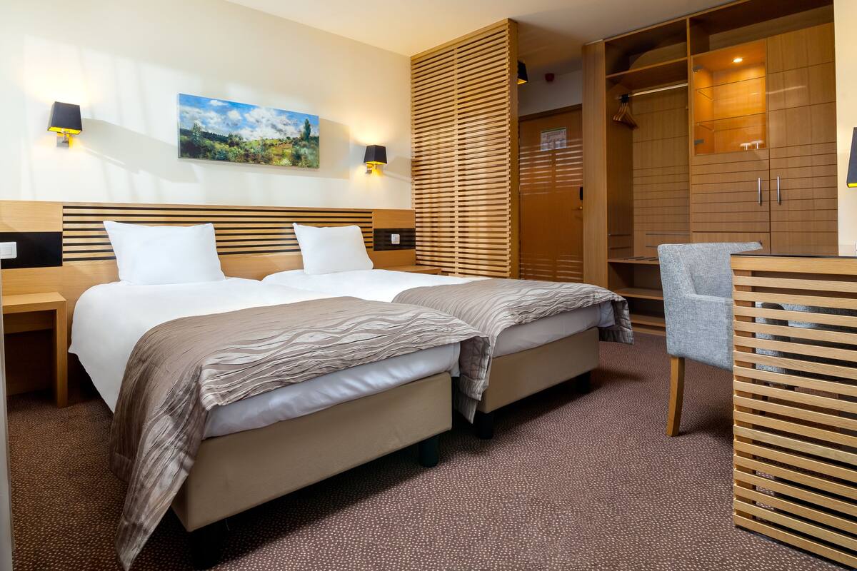Habitación estándar con 2 camas individuales | Ropa de cama de alta calidad, minibar, caja fuerte y escritorio