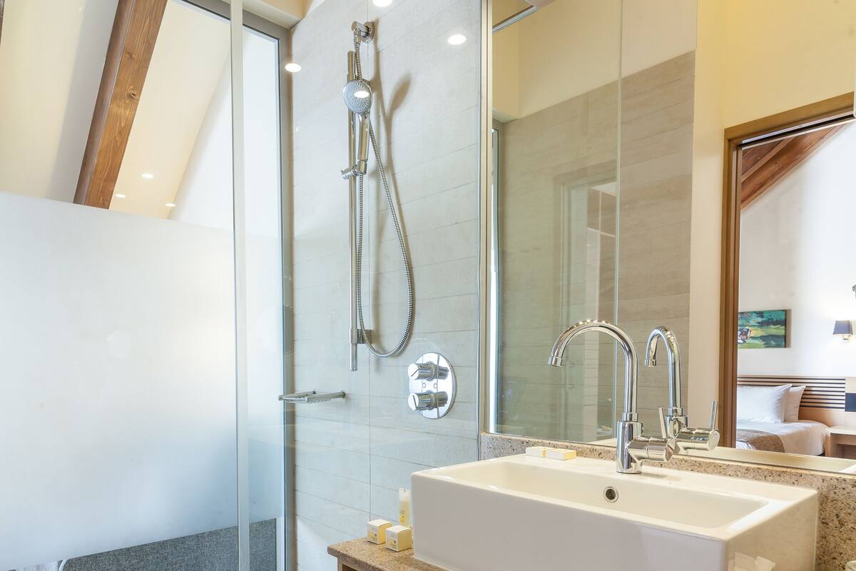 shower, free toiletries, bathrobes, slippers