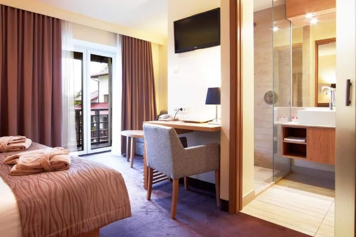 Premium bedding, minibar, in-room safe, desk