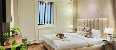 Business tweepersoonskamer | Een bureau, verduisterende gordijnen, extra bedden (toeslag)