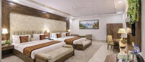 Escritorio, cortinas blackout, wifi gratis y ropa de cama