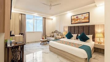 Deluxe Double or Twin Room | Meja, langsir/tirai gelap terus, katil lipat simpan/tambahan