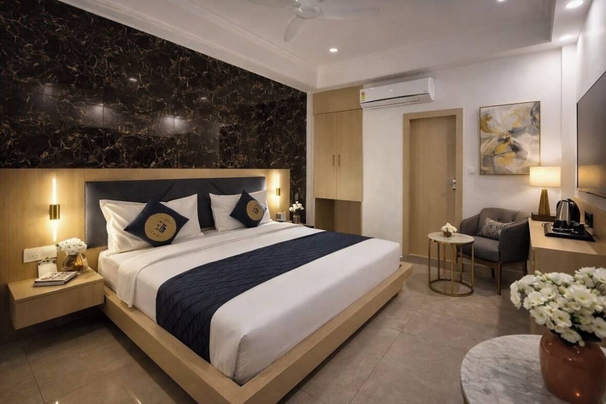 Deluxe Double or Twin Room | Desk, blackout drapes, rollaway beds, free WiFi