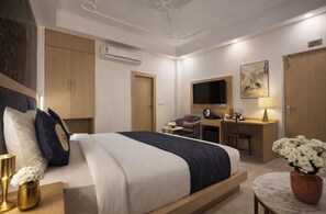 Deluxe-Doppel- oder -Zweibettzimmer | Schreibtisch, Verdunkelungsvorhänge, kostenloses WLAN, Bettwäsche