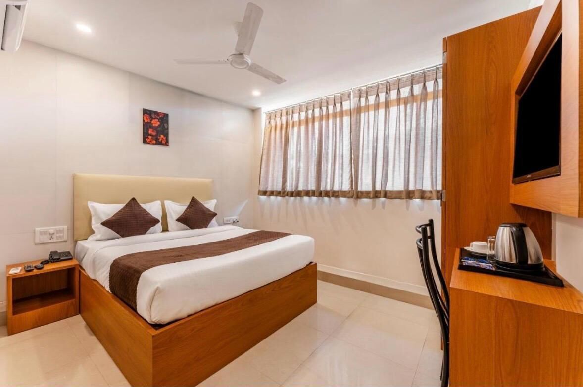 Phòng đôi hoặc 2 giường đơn Deluxe | Bàn, màn/rèm cản sáng, giường gấp/giường phụ (phụ phí) 