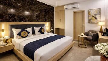 Escritorio, cortinas blackout y camas plegables/adicionales