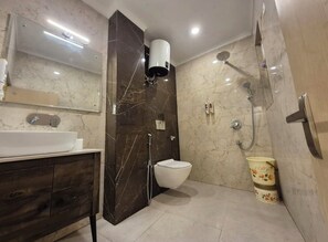 Regadera, regadera tipo lluvia, amenidades de baño de diseñador 