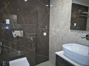 Shower, rainfall showerhead, designer toiletries, towels - Hotel Vishal Residency, Mahipalpur Near IGI Delhi Airport (New Delhi)