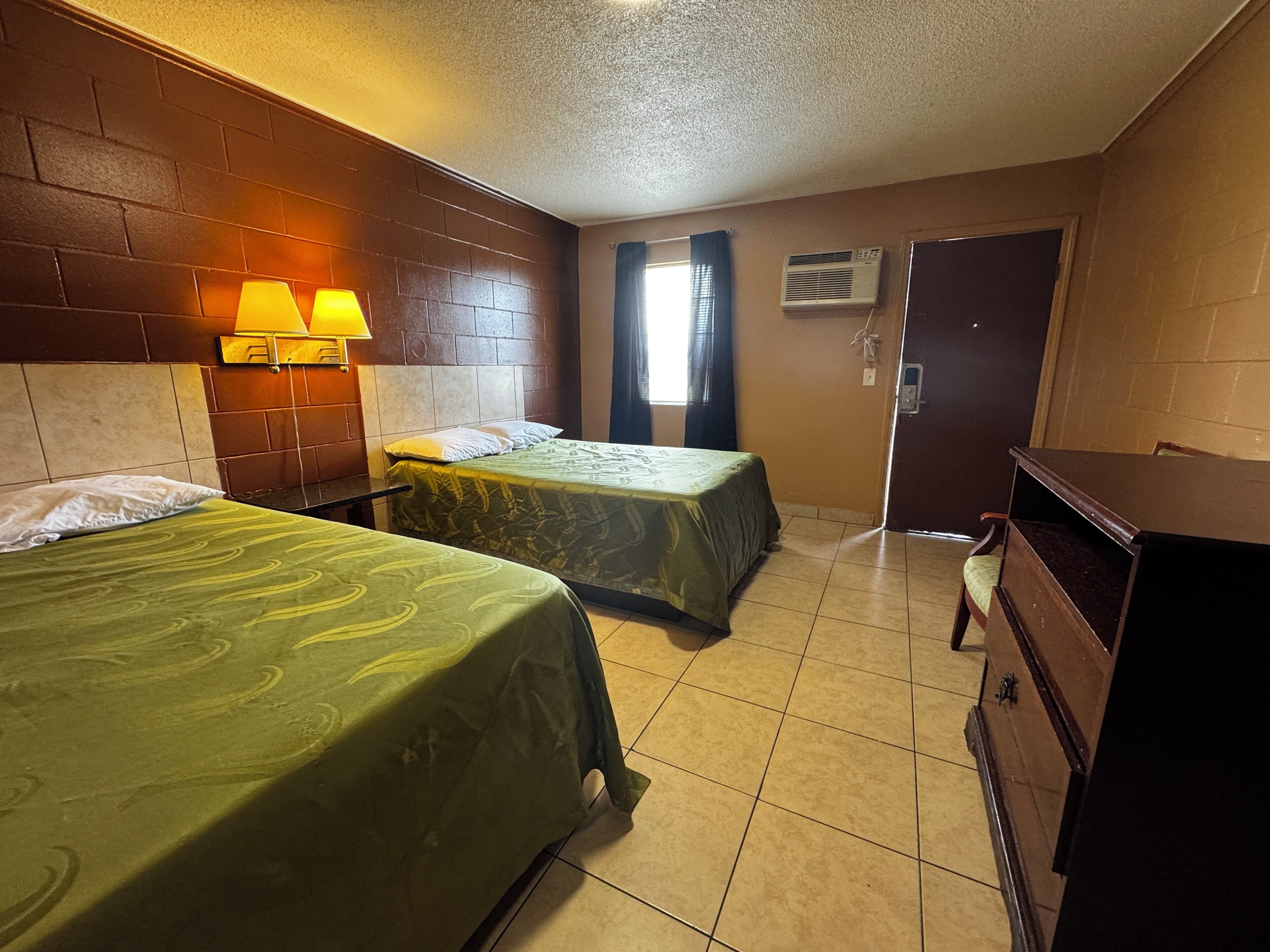 Quarto, 2 camas de casal, para fumantes | Escrivaninha, Wi-Fi de cortesia, roupa de cama, despertadores