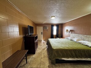 Quarto, 1 cama King, para fumantes | Escrivaninha, Wi-Fi de cortesia, roupa de cama, despertadores