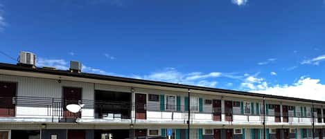 Vista frontal de la propiedad