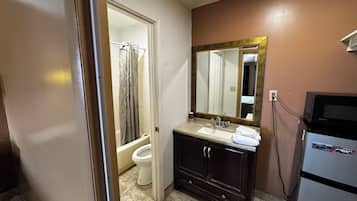 Chambre, 1 trĂšs grand lit, fumeur | Salle de bain