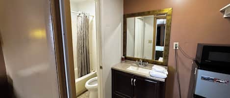 Room, 1 King Bed, Smoking | Bathroom