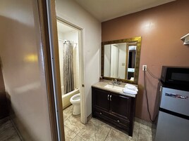 Habitación, 1 cama de matrimonio grande, fumadores | Baño | Artículos de higiene personal gratuitos y toallas