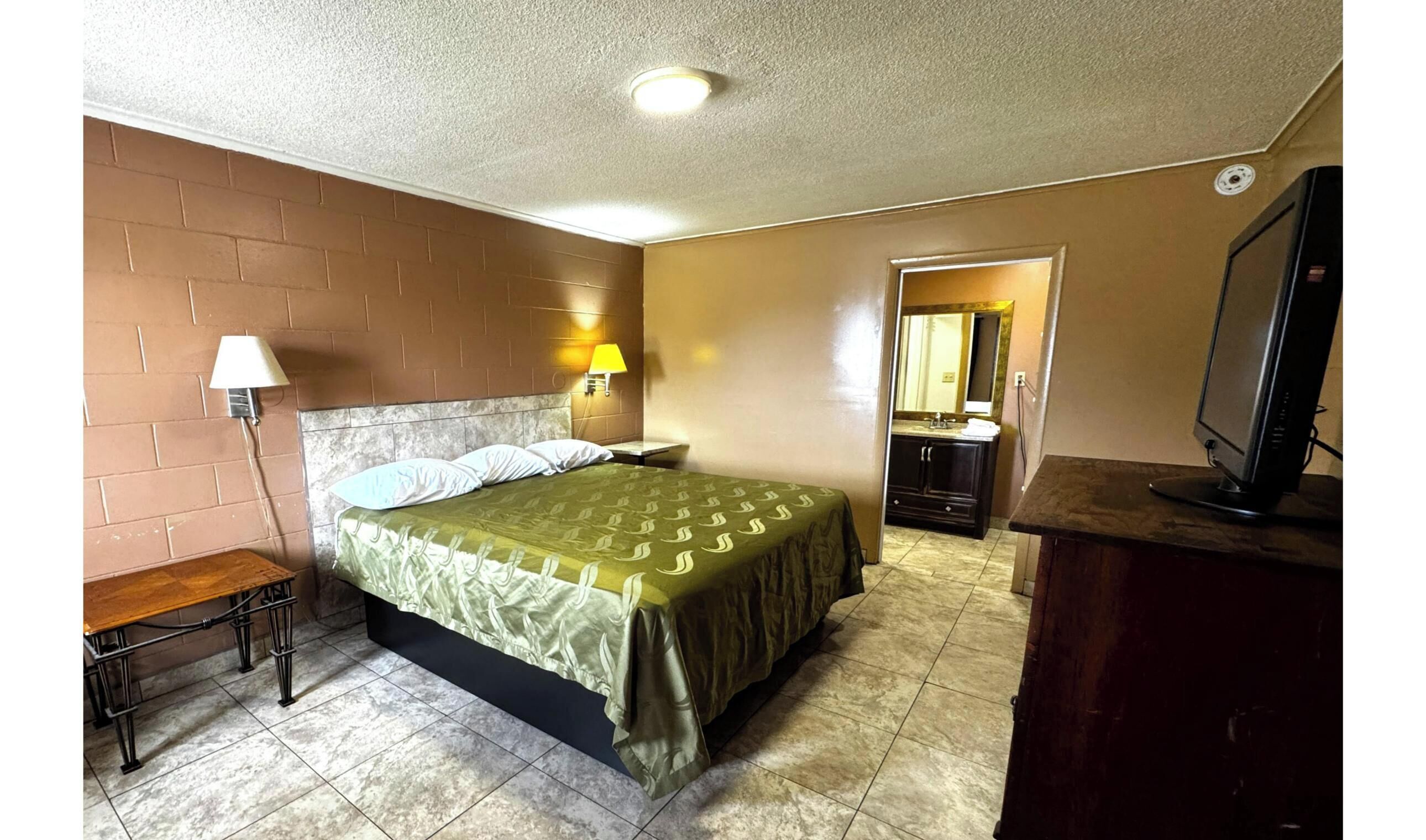 Room, 1 King Bed, Smoking | Desk, free WiFi, bed sheets, alarm clocks