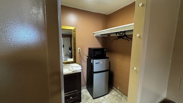 Escritorio, wifi gratis, ropa de cama y despertador