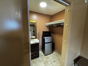 Huone, 1 suuri parisänky, tupakointi sallittu | Työpöytä, ilmainen Wi-Fi, vuodevaatteet, herätyskellot