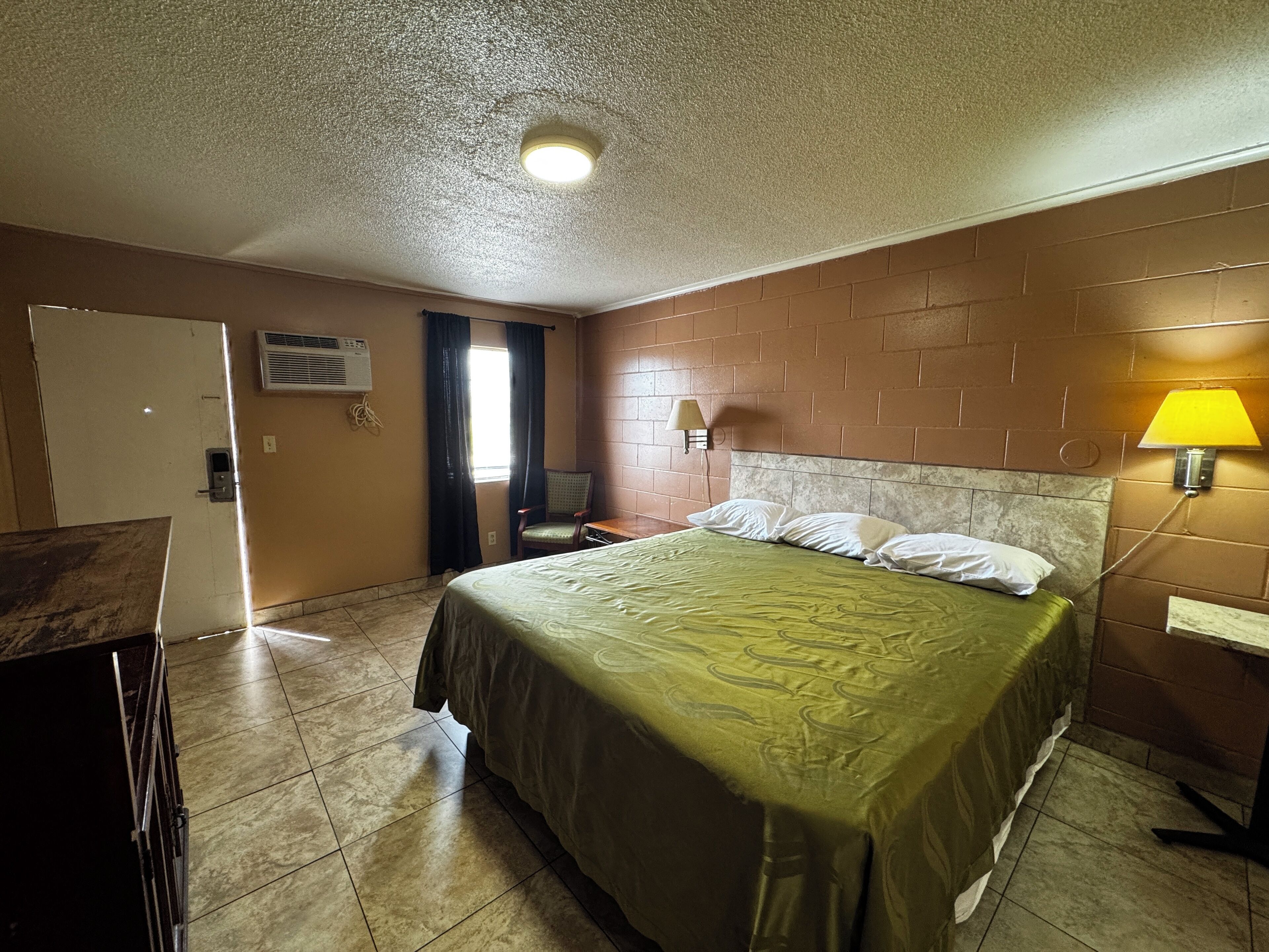 Room, 1 King Bed, Smoking | Free WiFi, alarm clocks