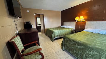 Escritorio, wifi gratis, ropa de cama y despertador