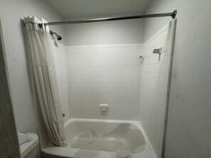 Quarto, 2 camas de casal, para fumantes | Banheiro | Produtos de toalete grátis, toalhas de banho