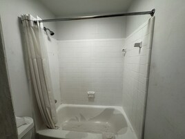 Habitación, 2 camas dobles, fumadores | Baño | Artículos de higiene personal gratuitos y toallas