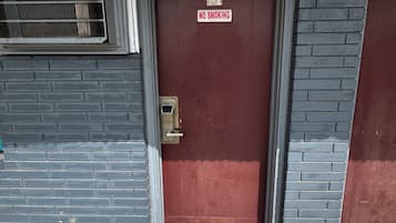 Rom, 1 kingsize-seng, røyk | Skrivebord, wi-fi (inkludert), sengetøy og vekkerklokke