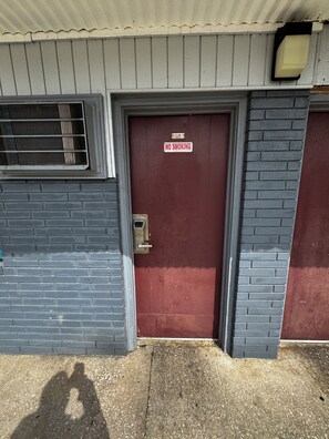 Quarto, 1 cama King, para fumantes | Escrivaninha, Wi-Fi de cortesia, roupa de cama, despertadores