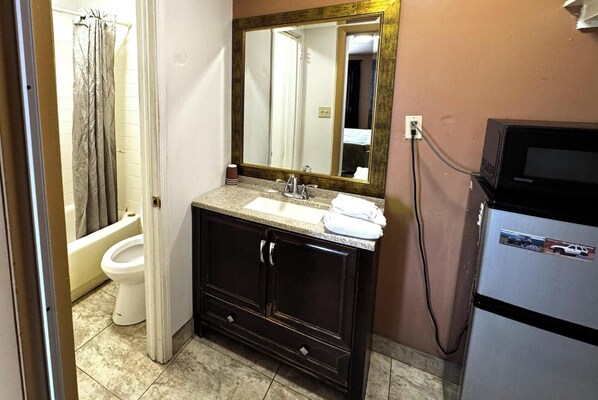 Habitación, 1 cama King size, para fumadores | Baño | Amenidades de baño gratuitas y toallas