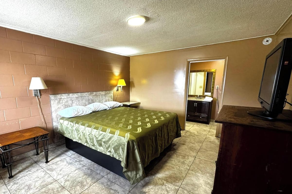 Room, 1 King Bed, Smoking | Desk, free WiFi, bed sheets, alarm clocks