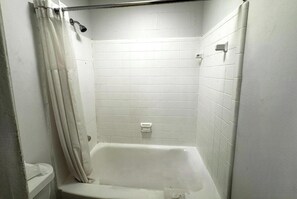 Habitación, 2 camas matrimoniales, para fumadores | Baño | Amenidades de baño gratuitas y toallas