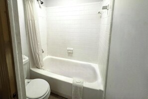 Habitación, 2 camas matrimoniales, para fumadores | Baño | Amenidades de baño gratuitas y toallas