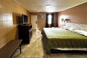 Habitación, 1 cama King size, para fumadores | Escritorio, wifi gratis, ropa de cama y despertador
