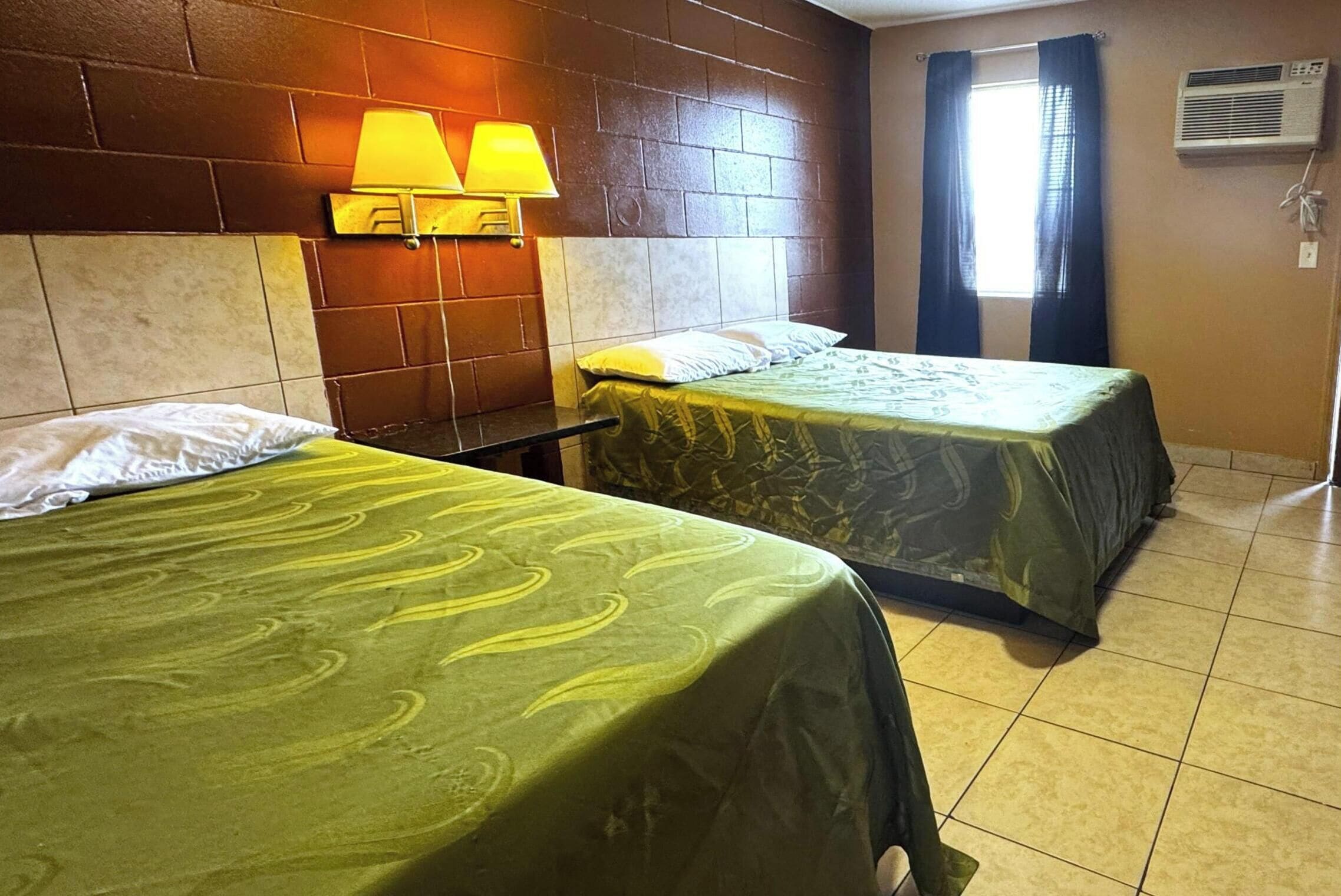 Quarto, 2 camas de casal, para fumantes | Escrivaninha, Wi-Fi de cortesia, roupa de cama, despertadores