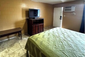 Habitación, 1 cama King size, para fumadores | Escritorio, wifi gratis, ropa de cama y despertador