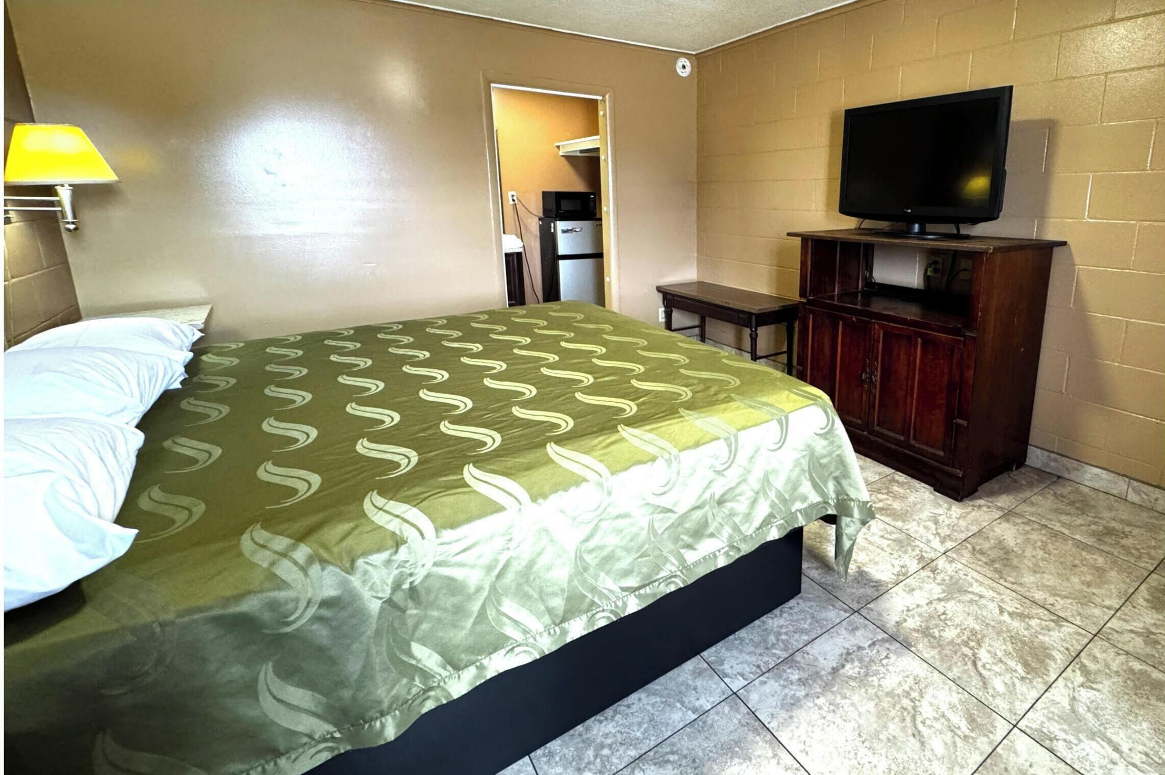 Habitación, 1 cama de matrimonio grande, fumadores | Escritorio, wifi gratis, ropa de cama y despertador