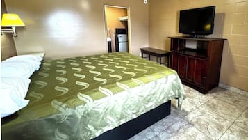 Chambre, 1 très grand lit, fumeur | Bureau, accès au Wi-Fi (inclus), literie fournie, réveille-matin