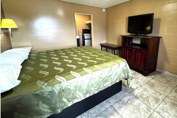 Room, 1 King Bed, Smoking | Desk, free WiFi, bed sheets, alarm clocks