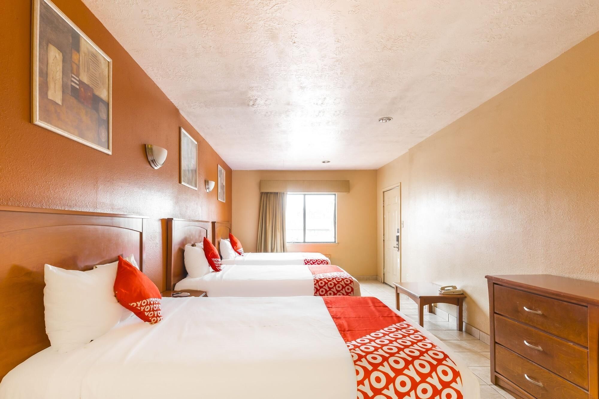 Desk, cribs (free), WiFi (free), bed sheets