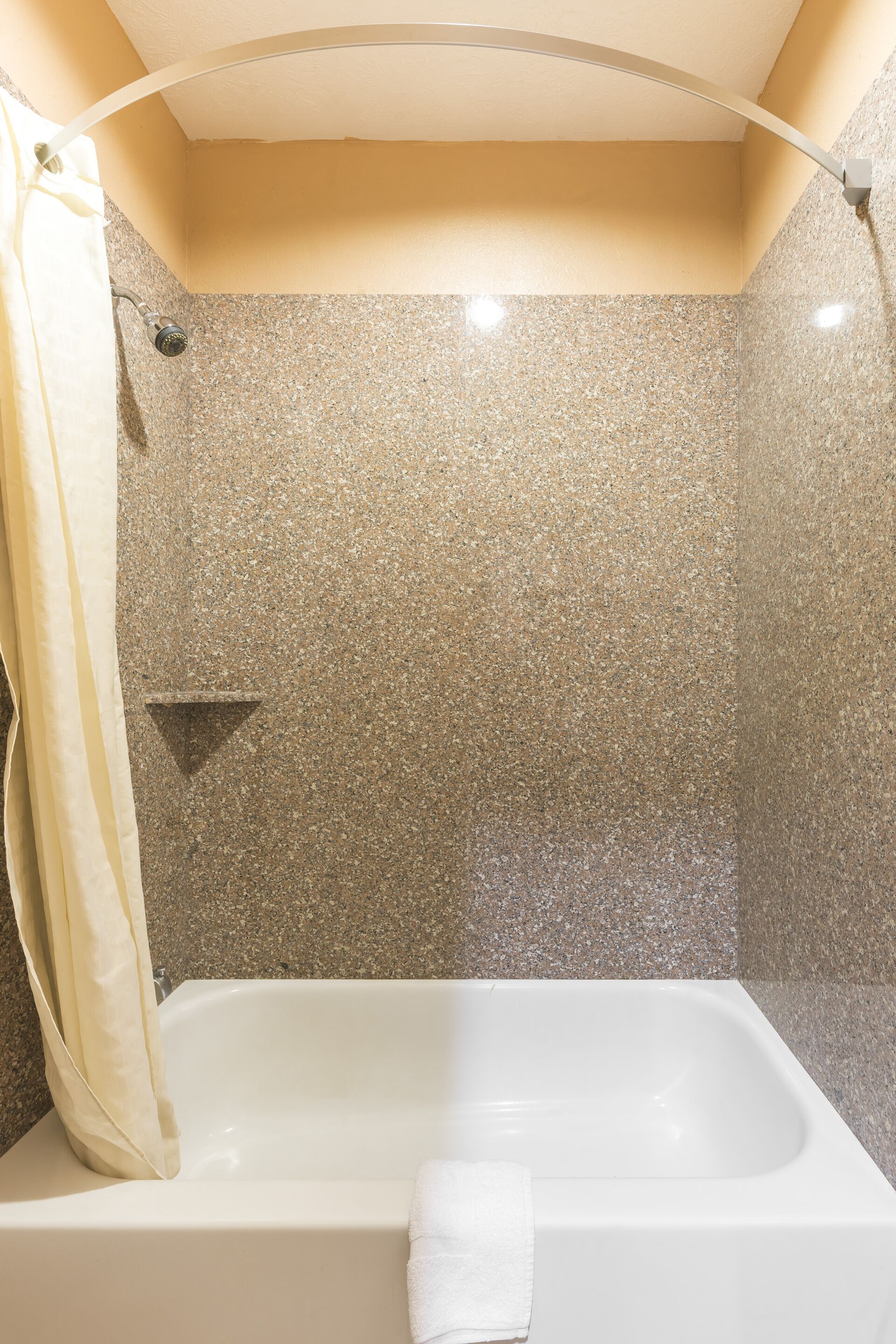 Deep-soaking bathtub