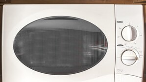 Um micro-ondas com visor digital e botões de controle.