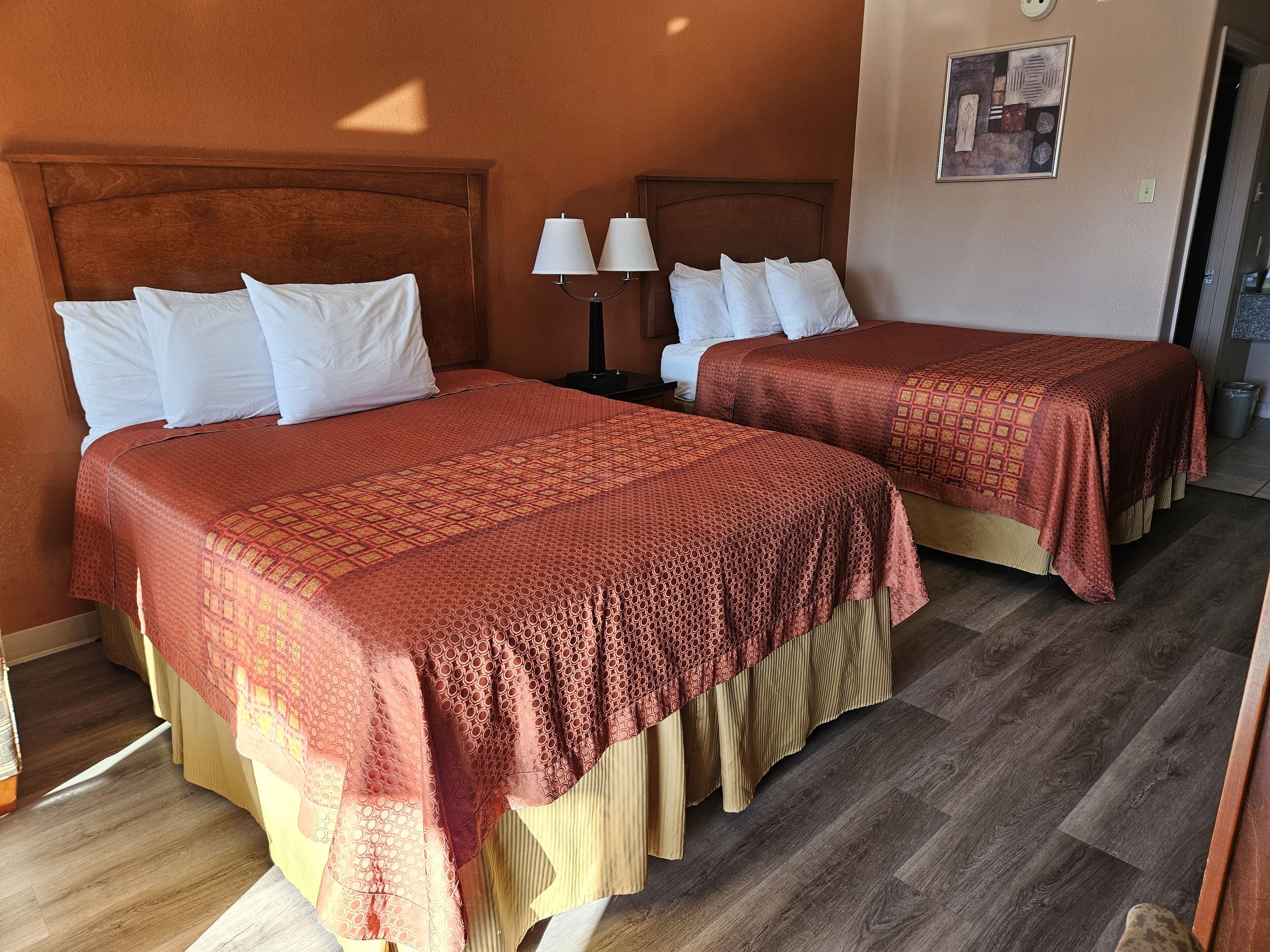 Työpöytä, silitysrauta/-lauta, ilmainen Wi-Fi, vuodevaatteet