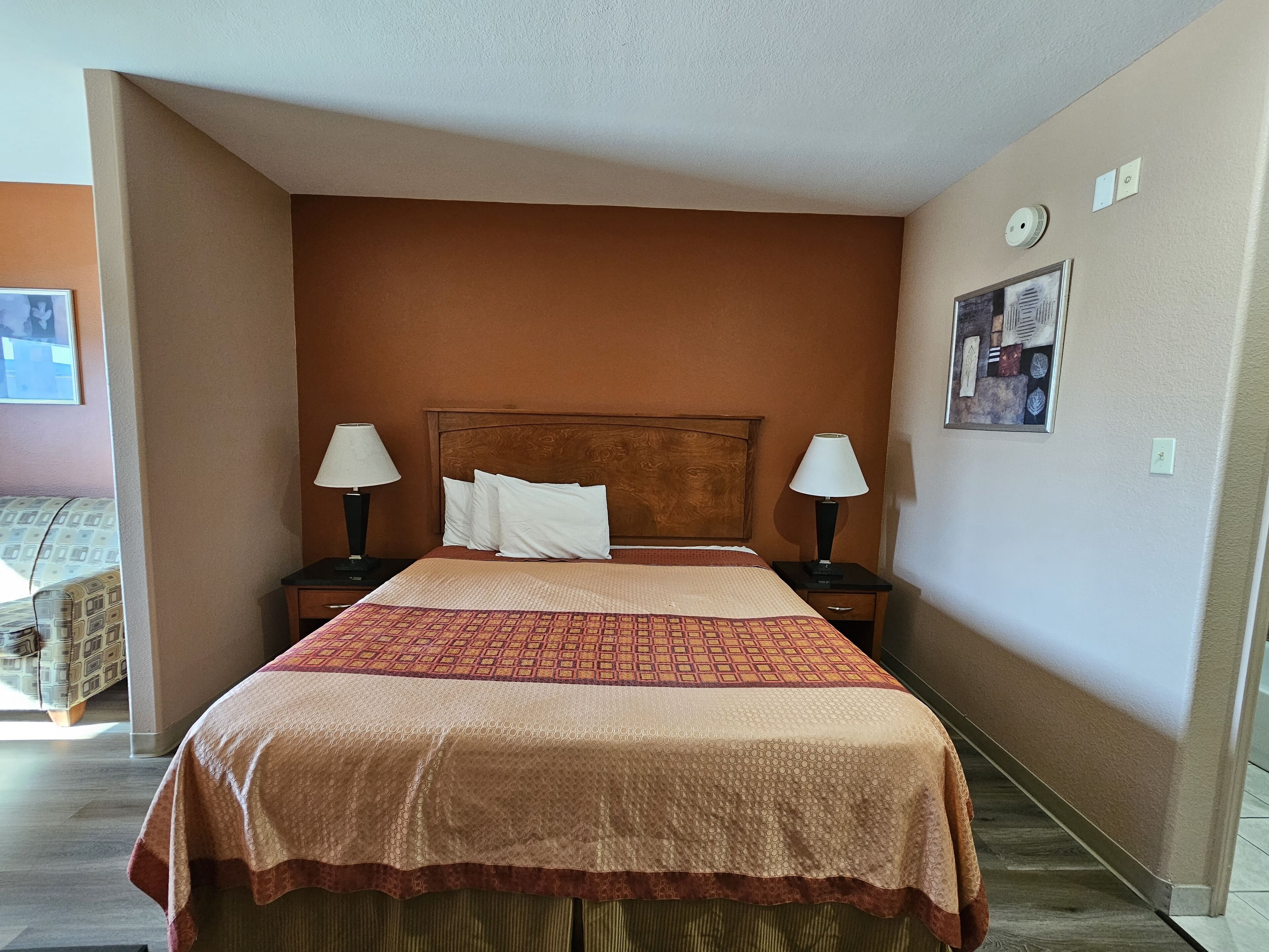 Huone, 1 suuri parisänky, tupakointi kielletty | Työpöytä, silitysrauta/-lauta, ilmainen Wi-Fi, vuodevaatteet