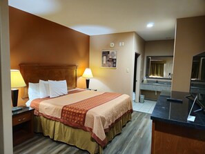 Huone, 1 suuri parisänky, tupakointi kielletty | Työpöytä, silitysrauta/-lauta, ilmainen Wi-Fi, vuodevaatteet