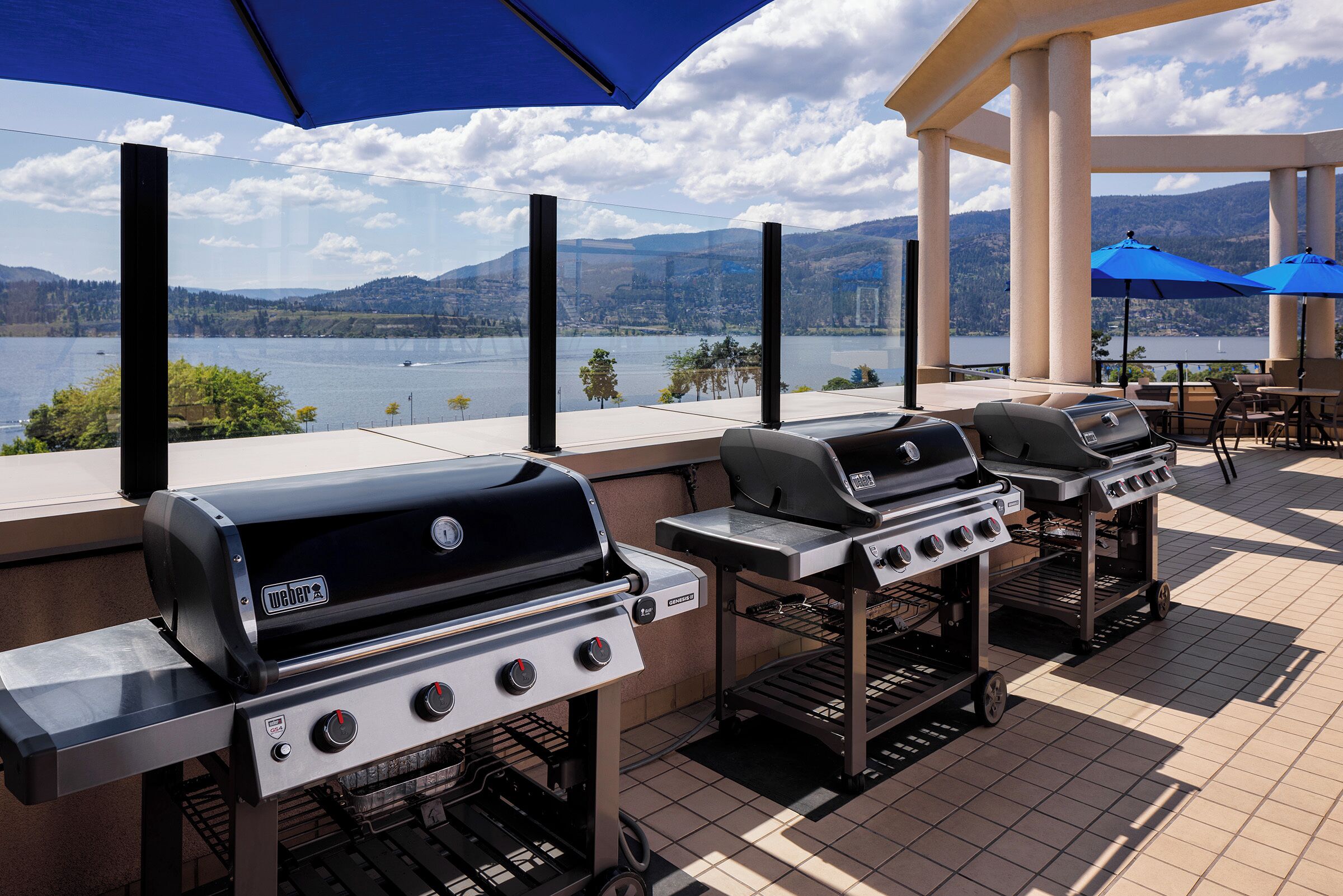 Buitenbarbecuestations met uitzicht op een schilderachtig meer.