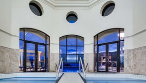 Outdoor pool, pool umbrellas, sun loungers - The Royal Kelowna (Kelowna)